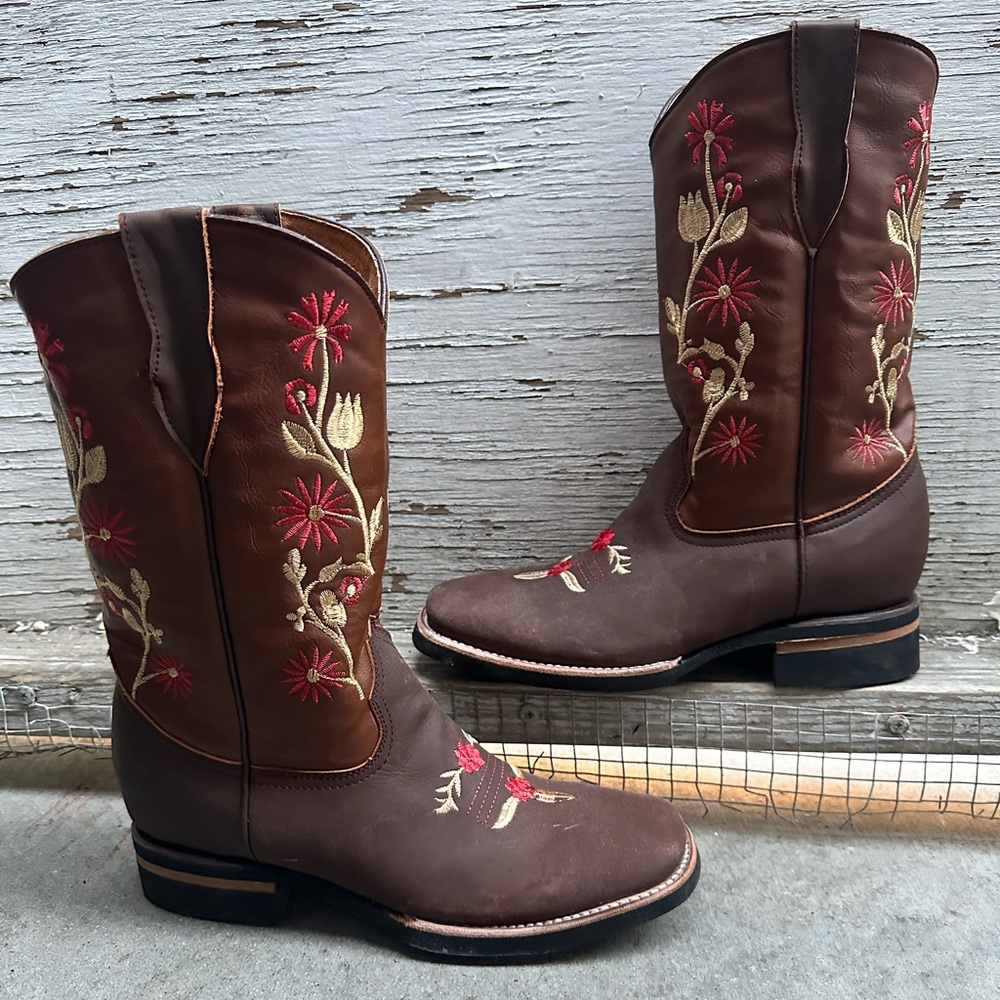 Square toe cowgirl boots